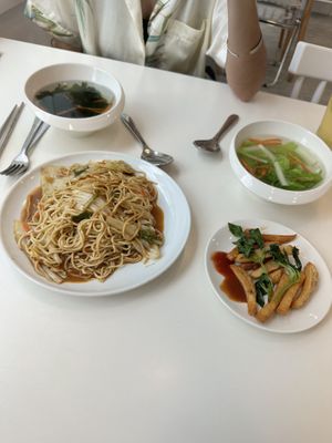 Food, spicy noodles, seaweed soup, vegetable soup, fried tempura   at Qī Xiāng Shí 期香食 in Hualien