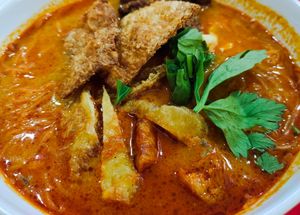 Very thick and flavourful mee siam at Veggie 素食 121 in Central Singapore