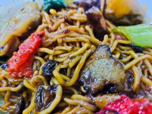 Wanton noodles at Veggie 素食 121 in Central Singapore