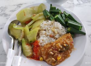 Mix vege rice with Chayote, Ladies Finger and Tofu at Veggie 素食 121 in Central Singapore