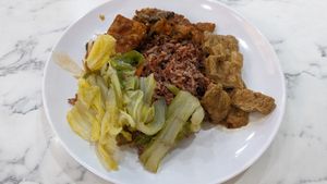 Chose brown rice, cabbage, tempeh and "tofu skin" (tasted like soy steak) at Veggie 素食 121 in Central Singapore