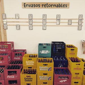 Sección bebidas en envase retornable at Raons de Pes a Granel in Valencia