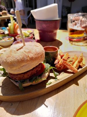 Omni friend of mine ate the vegan beyond burger. Amazing said she at MaiMai Surf Bar in Mallorca