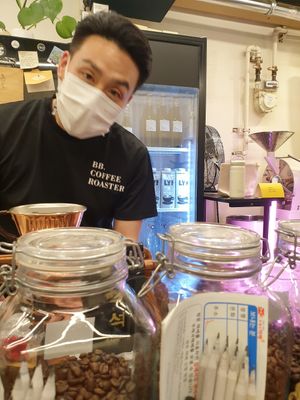 Barista has been converted to Oatly at BB Coffee Roasters in Seoul