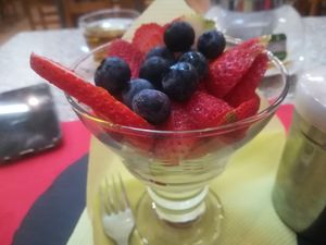 Strawberries and blueberries at Lanchonete A Casa in Barreiro