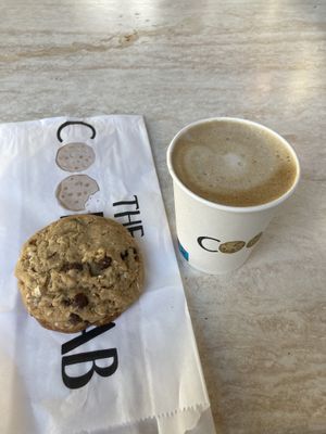 Galleta + capuchino con leche de soja  at The Cookie Lab in Madrid