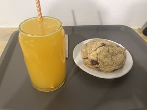 Zumo de naranja y cookie  at The Cookie Lab in Madrid