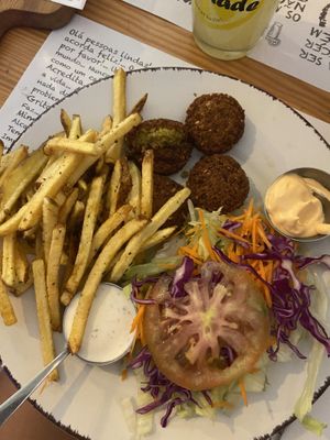 Falafel at Caffe 5 in Pico