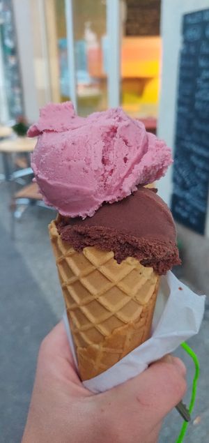 Strawberry and chocolate ice cream at Chat Junction in Berlin