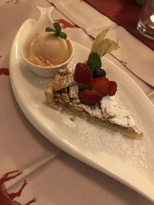 Vegan apple pie at Hotel Gasthof Brüggler in Radstadt