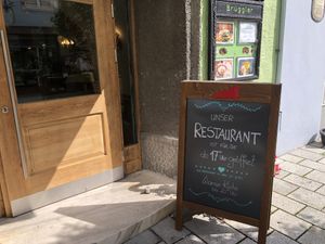 Eingang mit Öffnungszeiten für warme Küche / entrance with opening hours for hot food  at Hotel Gasthof Brüggler in Radstadt