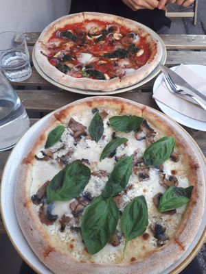 Pizza at Chutnej in Prague