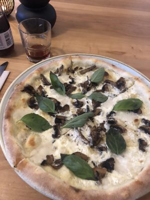 Pizza funghi a bio cola  at Chutnej in Prague