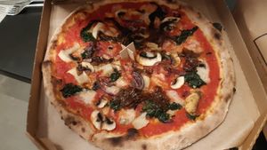 Spinach and mushroom pizza at Chutnej in Prague