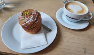 Cruffin mit Pistazie und eine Chai Latte at Chutnej in Prague