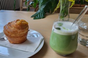 Cruffin mit Karamell und ein Matcha 'Eis'tee at Chutnej in Prague