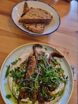 Gebratene Karotten mit Bohnenhummus at Chutnej in Prague