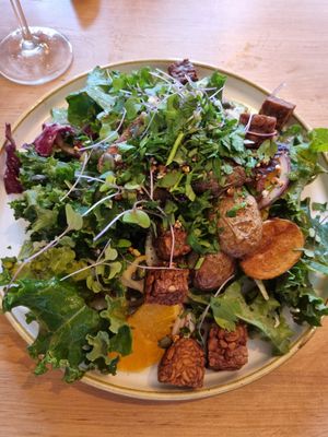 Grünkohlsalat mit Lupinen Temphe und gebratenen Kartoffeln at Chutnej in Prague