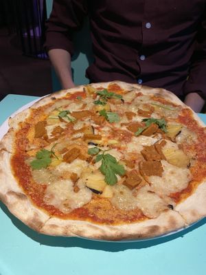 Vegan ”ham” & pineapple pizza with coriander 😻 at Pien Brewpub in Helsinki