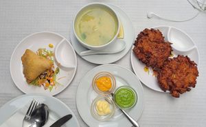 Veg samosa, onion, daal soup at Restaurante Indian Grill House in Costa Da Caparica