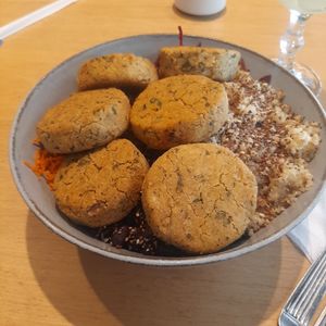 Bowl and extra falafel (3pcs per serving) at Greeners in Salta
