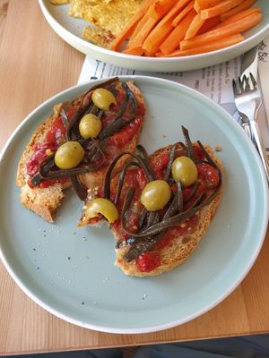 Torrada d'escalivada, olives i algues at Kokobol in Igualada