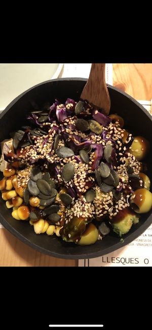 Bol buenisimo! Te lo puedes hacer a tu gusto o escoger entre las opciones que te dan ellos. Comes mucho, sano y a muy buen precio!   at Kokobol in Igualada