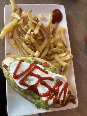 Aunque fue por el dia, fin cambiaron el ketchup, ojalaaaa lo mantengan porque el otro es muy malo y baja calidad, muy liquido, este que usaron el domingo estaba mucho mejor  at Fuente Rica Rica in Santiago