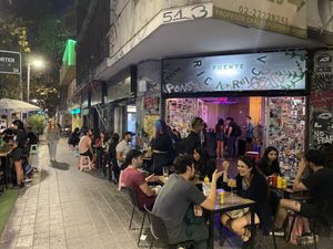 Packed!  at Fuente Rica Rica in Santiago