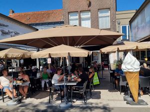 Outdoor seating at Het Droomijsje in Breskens