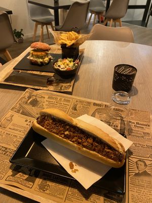 Hot Dog and Burger #Veganuary at Reed in Luxembourg City