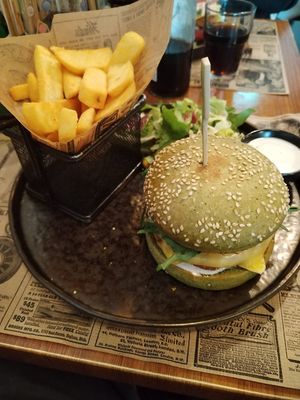 Truffle burger  et crispy burger at Reed in Luxembourg City