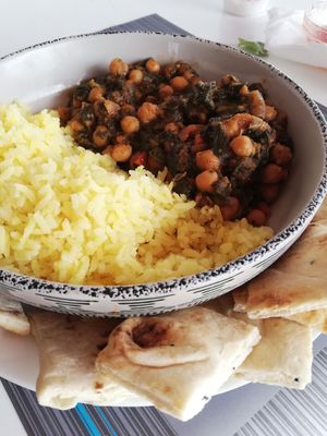 Curry de espinacas con naan y arroz at The Funky Buddha Bistro in Lanzarote