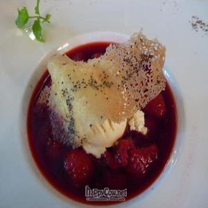 Sopa fria de frambuesa con helado de platano / Raspberry cold soup with banana ice-cream at Hosteria de Arnuero in Arnuero