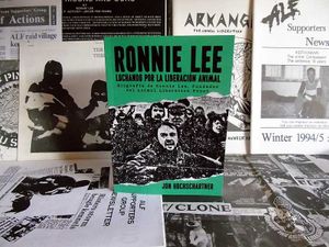 Ronnie Lee, luchando por la liberación animal es la biografía del fundador del Animal Liberation Front, escrita por Jon Hochschartner traducida al castellano y editada por La Neg at La Negra in Madrid