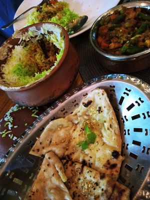 Arroz Biryani de vegetales, Pan con ajo at India Curry House in La Fortuna