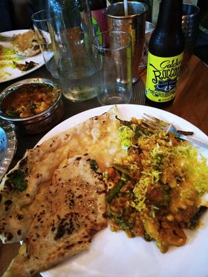 Pan de ajo y pan de queso, arroz briyani, curry de vegetales at India Curry House in La Fortuna