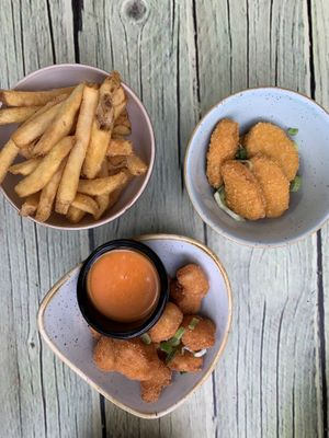 Chips (French fries) plant chili nuggets and (cauli)flower wings with hot sauce  at Junk y Vegan in Helsinki