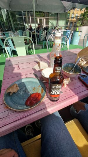 Impossible to find a cleared table. Went to get ketchup from an uncleared table as it wasnt offeret to us by staff at Junk y Vegan in Helsinki