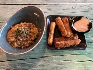 Mac & Cheese and cheesy jalapeño sticks  at Junk y Vegan in Helsinki