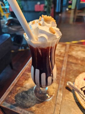 'Shake it up' snickers (nuts) (7€) at Junk y Vegan in Helsinki