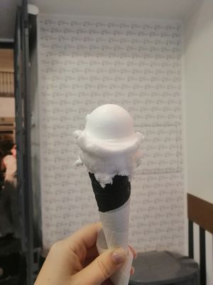 sorvete de limão e cone vegan de baunilha at Fábrica dos Gelados in Evora