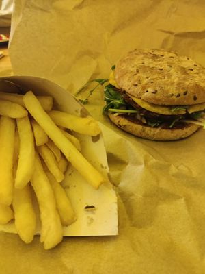 Ekkoset burger (pesto) at Super Vegan in Barcelona