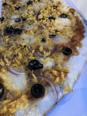 Pizza con Vuna, queso vegetal, aceitunas negras y cebolla  at Super Vegan in Barcelona