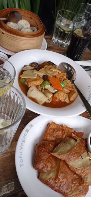 On top: tofuwith mushrooms, down: peking duck at Tofu Vegan - Islington in North London