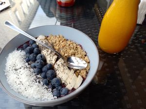 Acai bowl und orangensaft at Manarins in Neustadt