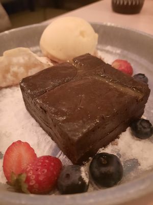 Browny with a gyoza, ice cream and fruit at Casa Chow in Gouda