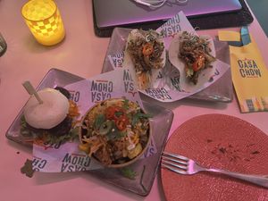 Tempeh bun, paddestoelen op het rekje en friet met jackfruit. Jam jam    at Casa Chow in Gouda