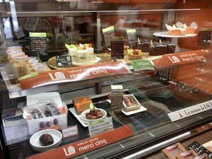 The cake display at Merci Cinq in Kawasaki