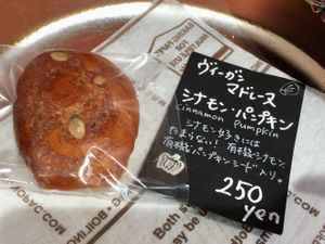 Cinnamon pumpkin madeleine at Merci Cinq in Kawasaki